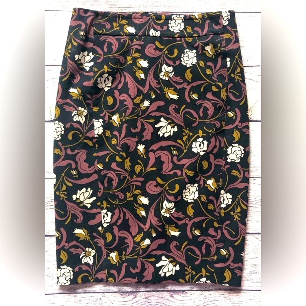 Ann Taylor Loft Pencil Skirt in very good pre owned condition size 10